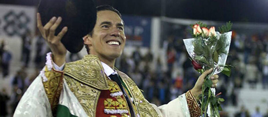 Diego Silveti en su salida a hombros este viernes de la plaza de toros de León. SUERTEMATADOR.COM
