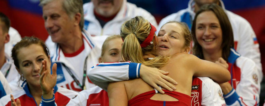 Sharapova celebra la victoria con su equipo (foto: Reuters)