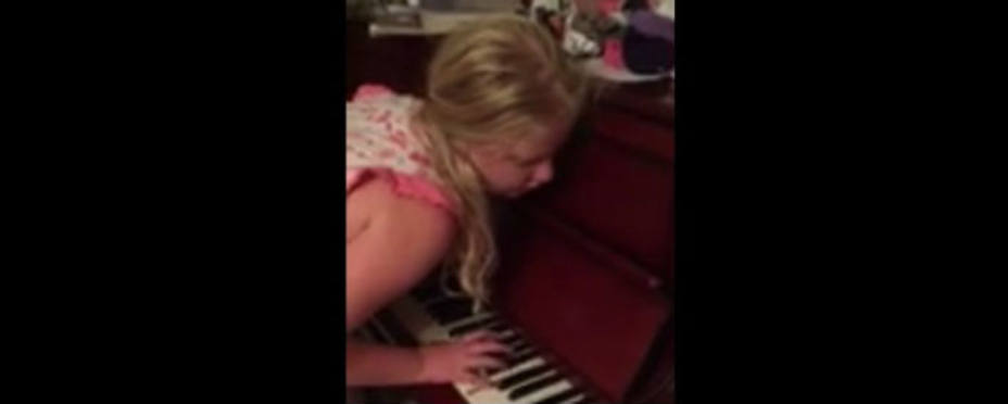 La niña durmiendo mientras toca el piano. (fragmento del video)