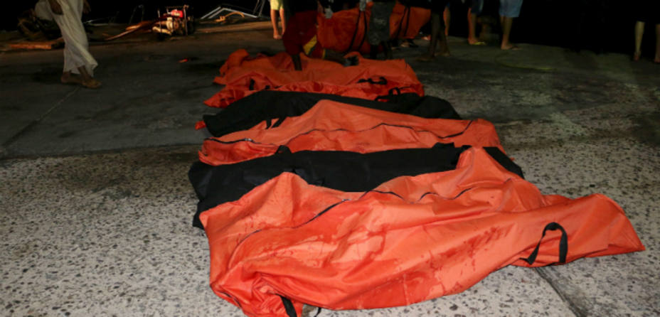 Algunos de los cuerpos rescatados en la costa de Libia. REUTERS