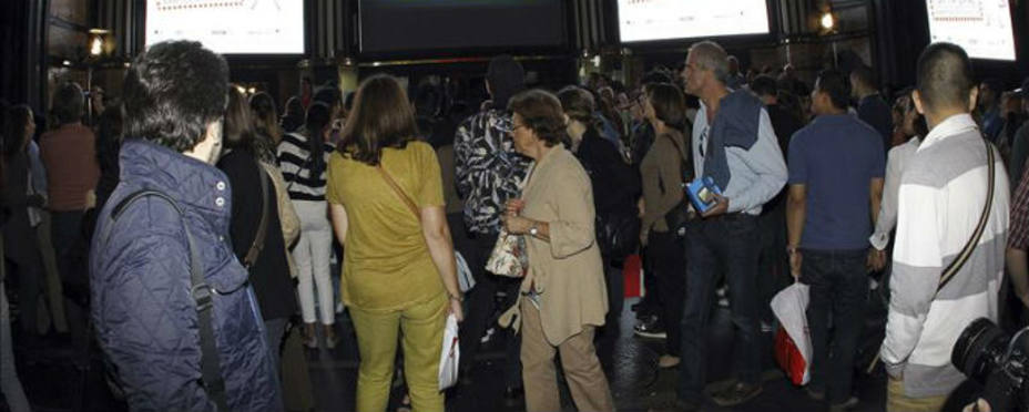 Espectadores haciendo cola en un cine madrileño. EFE