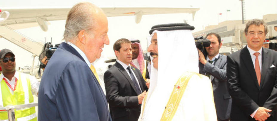 El Rey a su llegada al aeropuerto de Bárein recibido por el monarca de Baréin, Hamad Bin Isa Al Jalifa. CASA REAL