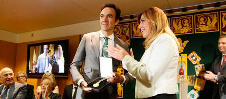 El Cid recogiendo su medalla de manos de la presidenta Susana Díaz. TOROMEDIA