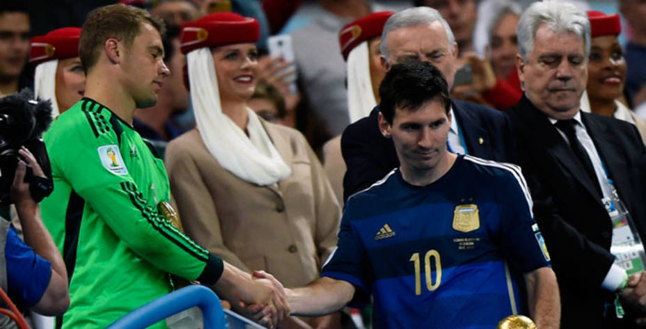 Neuer da la mano a Messi, tras recibir el Balón de Oro del Mundial. REUTERS