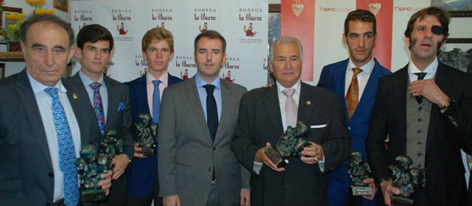 Imagen de los premiados en los trofeos taurinos El Paseíllo. AA QUILES