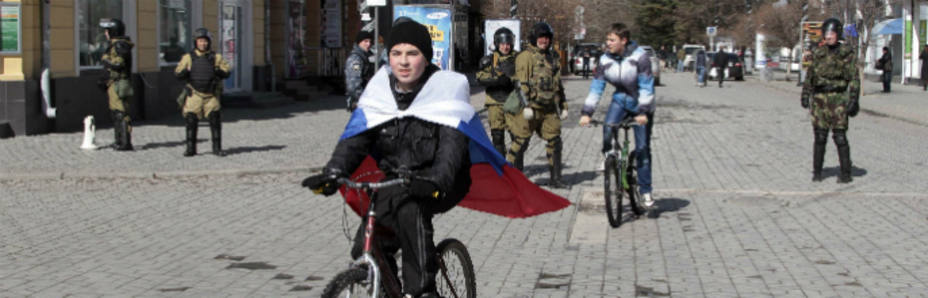 Un ciudadano ucraniano pasea la bandera rusa por las calles de Simferopol (Reuters)