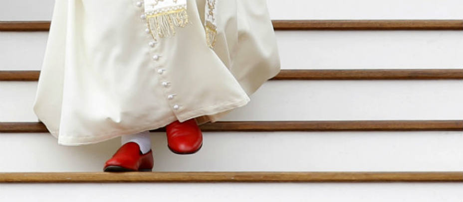 Benedicto XVI con los zapatos. REUTERS