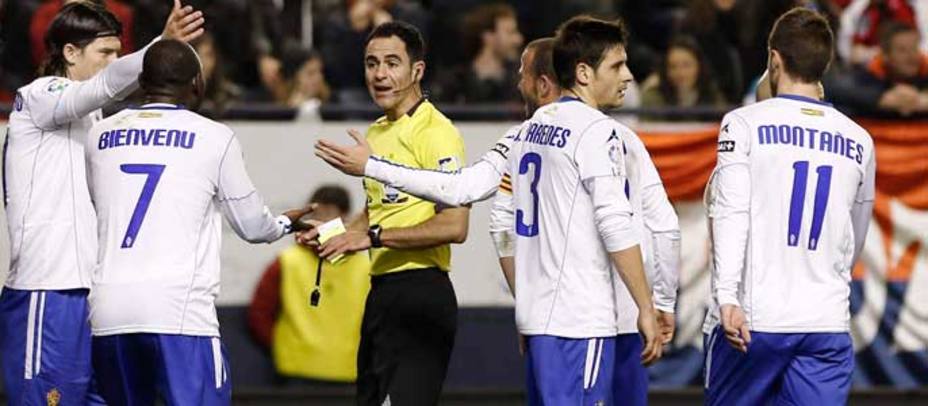 Los jugadores del Zaragoza protestan una decisión arbitral (EFE)