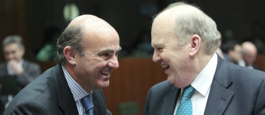 El ministro español de Economía, Luis de Guindos (izda), y el ministro irlandés de Finanzas (dcha).