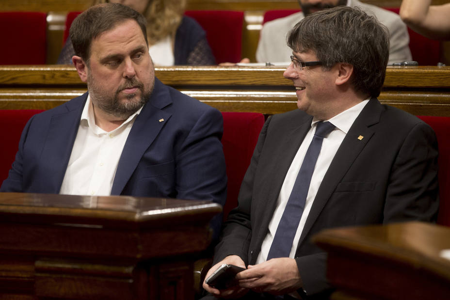 El presidente de la Generalitat de Cataluña, Carles Puigdemont y el vicepresidente, Oriol Junqueras, van a explicar la remodelación del Gobierno catalán. EFE