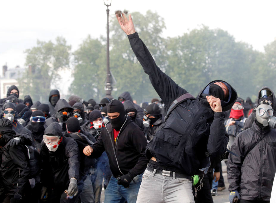 Los Black-Bloc montan una batalla campal en las calles de París el Primero de Mayo. REUTERS