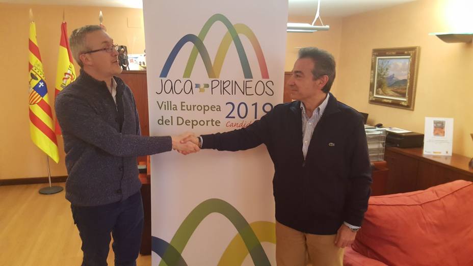 El alcalde de Jaca, saludando al representante de ACES-Europa en España
