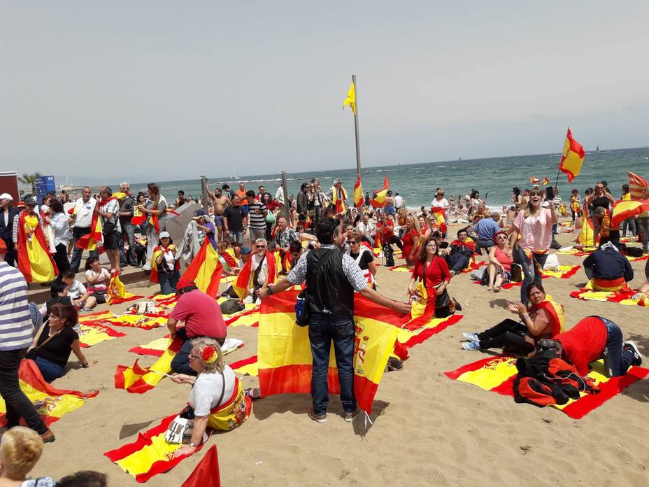 Banderas de España en una playa de Barcelona. @AZNARCHARLY