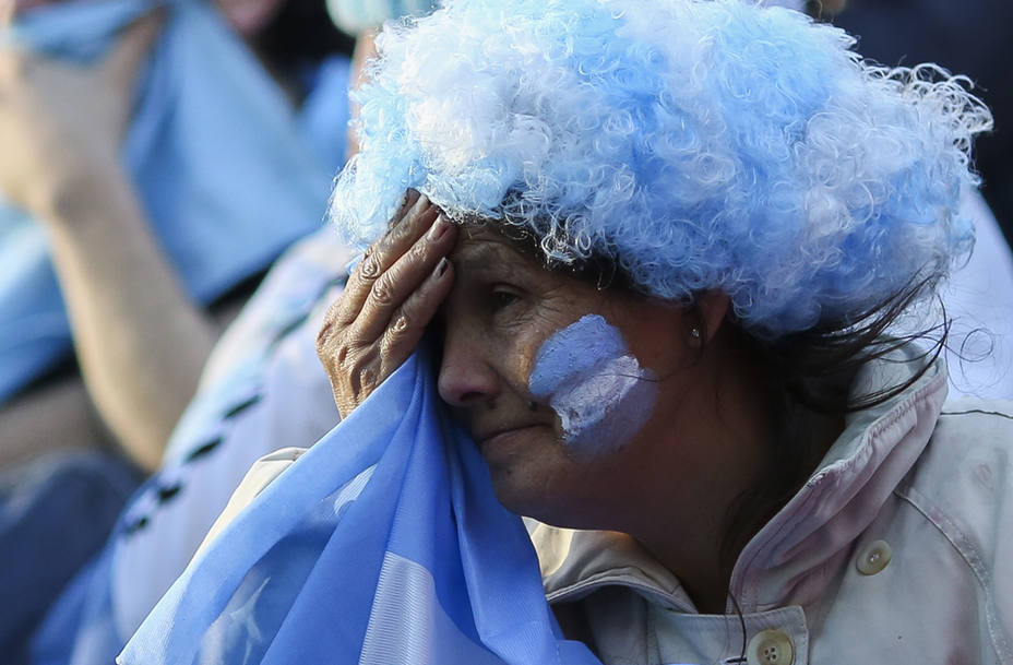 Argentinos ven el partido de su equipo ante Croacia en Buenos Aires.
