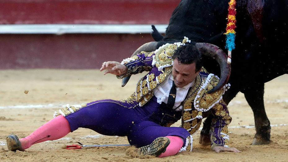Instante del percance sufrido por Rafaelillo este viernes en Valencia
