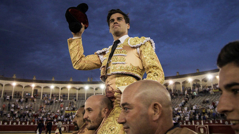 Rubén Pinar en su salida a hombros en la última Feria de Albacete
