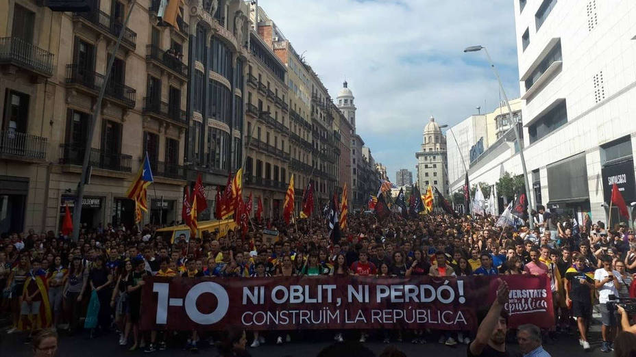 Miles de estudiantes se manifiestan por Barcelona para reivindicar el 1-O