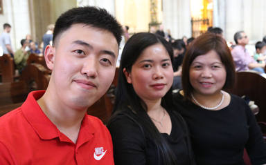 Jian Yu Li junto a su hermana y su madre | Rodrigo Moreno Quicios