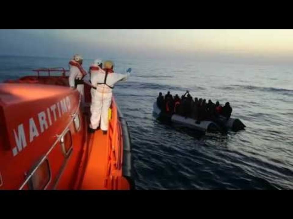 Rescatados 26 inmigrantes al sur de Motril, en un operativo que busca otras tres pateras