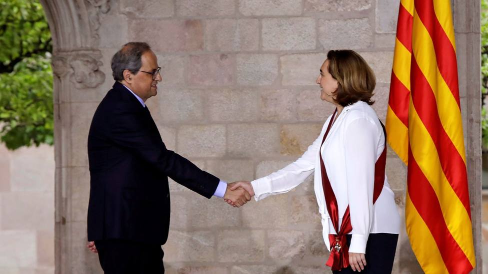 El president de la Generalitat, Quim Torra, saluda a la alcaldesa de Barcelona, Ada Colau
