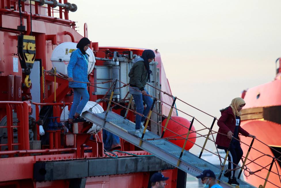 Salvamento Marítimo rescata 55 inmigrantes de una patera en el Estrecho
