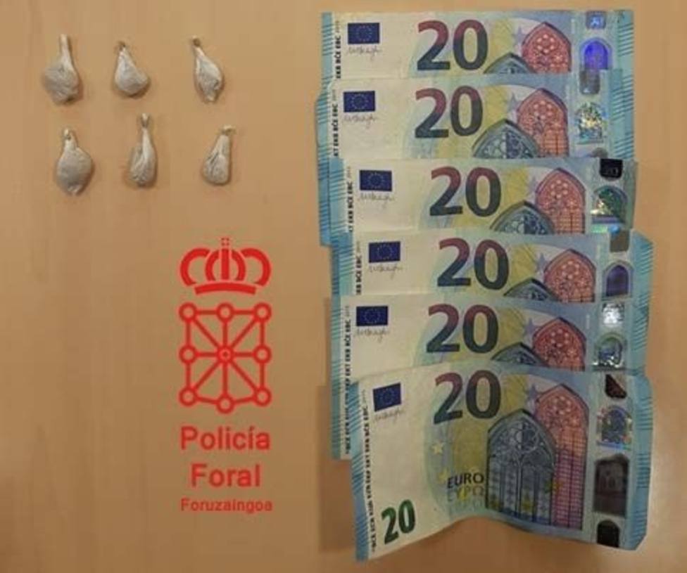 Detenido en Pamplona con seis bolsitas de heroína y dinero procedentes presuntamente del menudeo ejercido