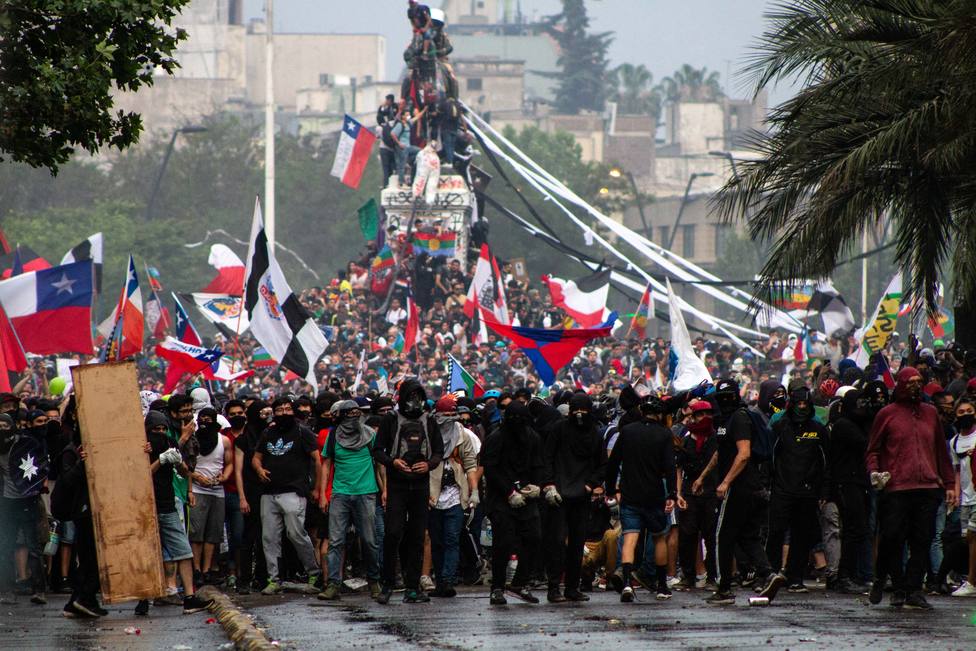 Enfrentamientos aislados entre Carabineros y manifestantes en Plaza Baquedano de Santiago de Chile