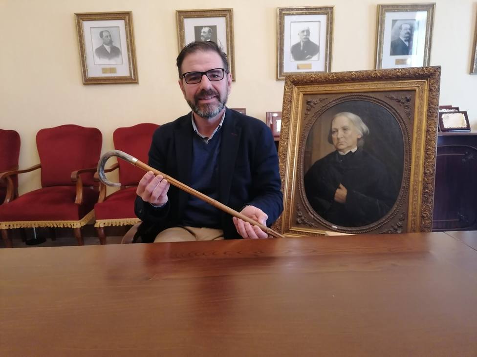Ángel Mato con el bastón de Carvalho Calero y un cuadro de Concepción Arenal