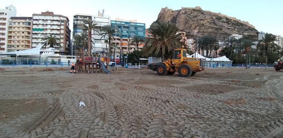 Operarios trabajando en las playas afectadas (Ayuntamiento)