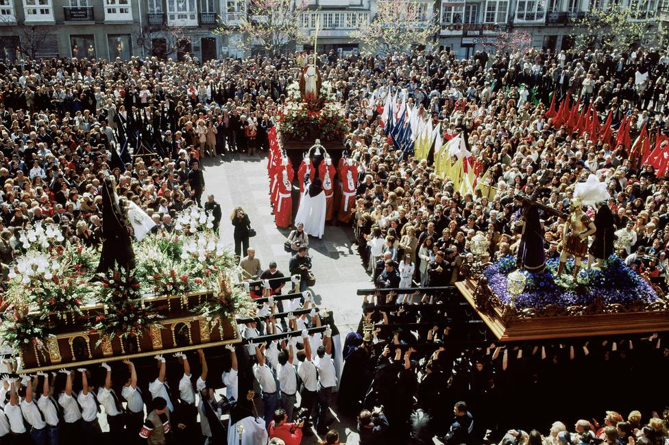 La procesión del Santo Encuentro congregó a miles de personas en la plaza de Armas de Ferrol