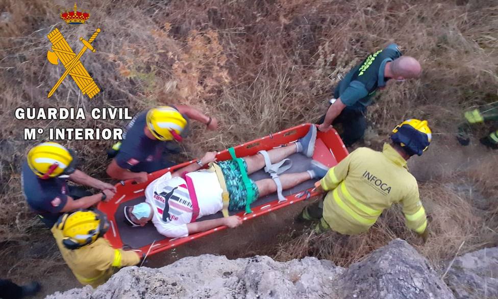 Gracias a la rápida actuación llevada a cabo por la Guardia Civil pudo ser rescatado y atendido de las lesione