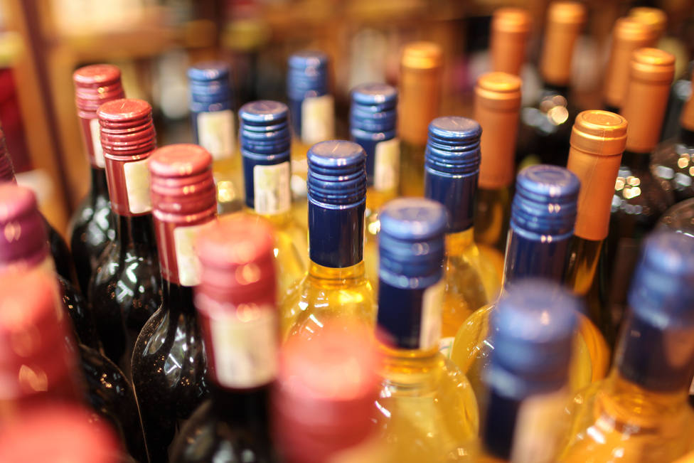 Castilla-La Mancha cierra desde hoy prostíbulos y prohíbe la venta de alcohol desde las 22 horas