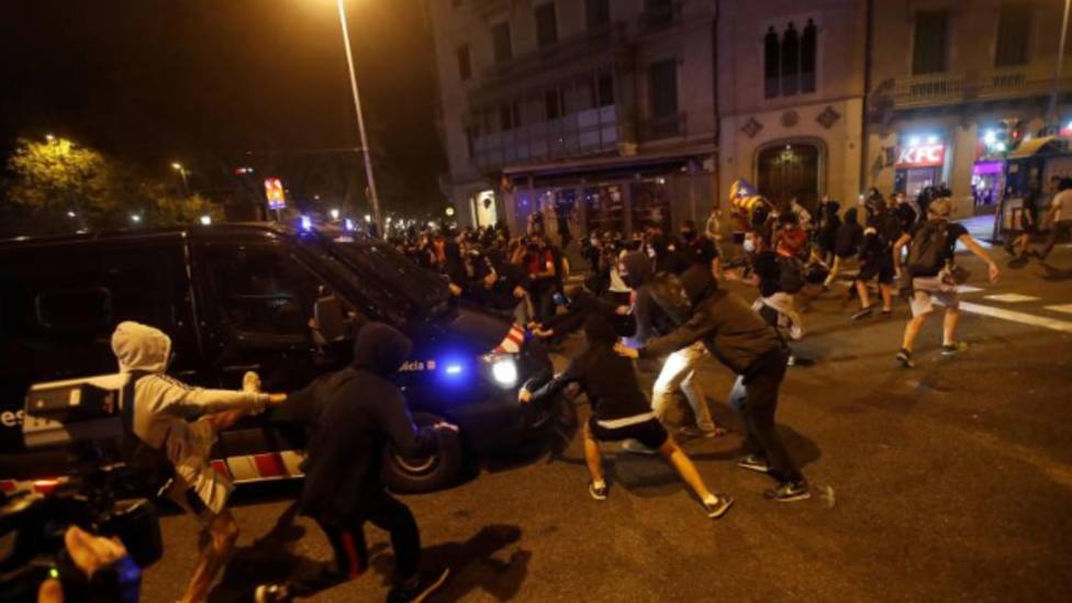 Los CDR se enfrentan a los Mossos en una noche tensa en Barcelona