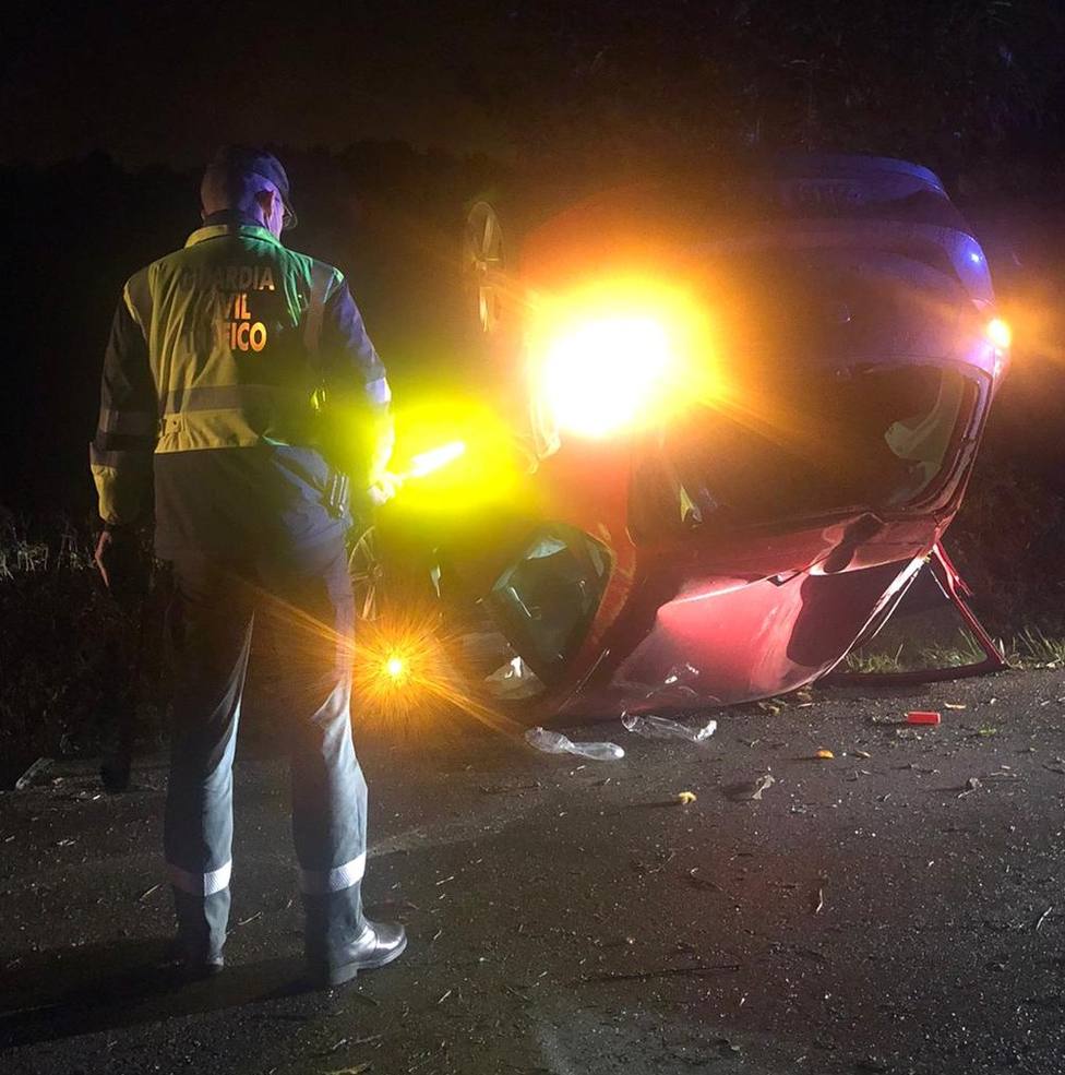 Un herido al volcar su coche en una carretera local de Lugo