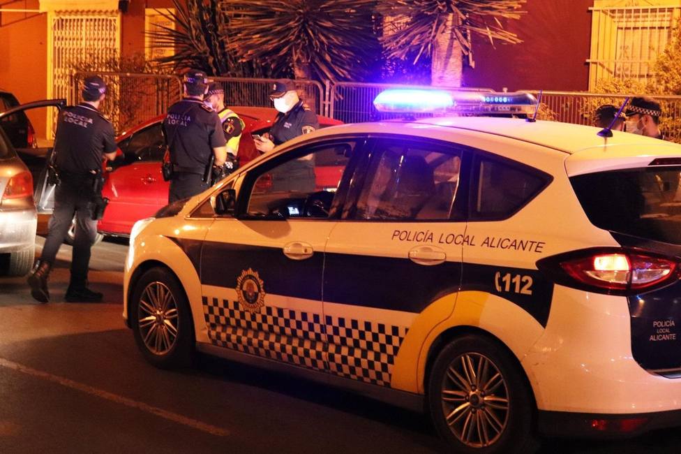 La Policía Local de Alicante impone 54 denuncias por incumplir el toque de queda y disuelve cinco fiestas