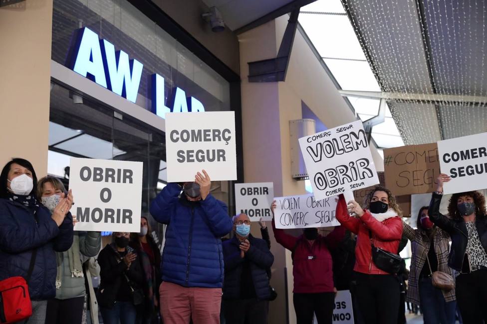 Más de 200 comerciantes piden reabrir antes los centros comerciales en La Maquinista de Barcelona