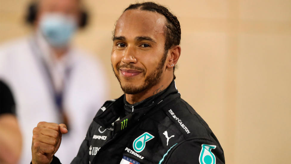 Lewis Hamilton celebra la victoria en el Gran Premio de Barhein. EFE