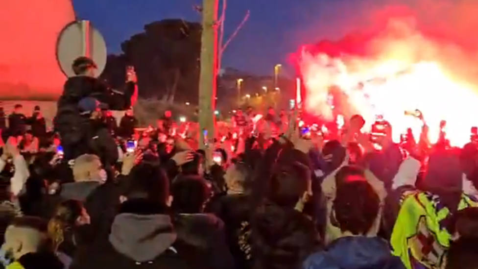 Aficionados del Barcelona abarrotan los aledaños del Camp Nou antes del choque ante el PSG