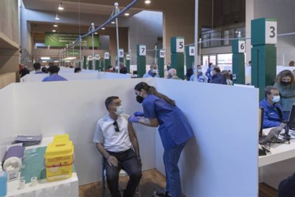 Andalucía amplía la recaptación telefónica a mayores de 70 años pendientes de vacunar