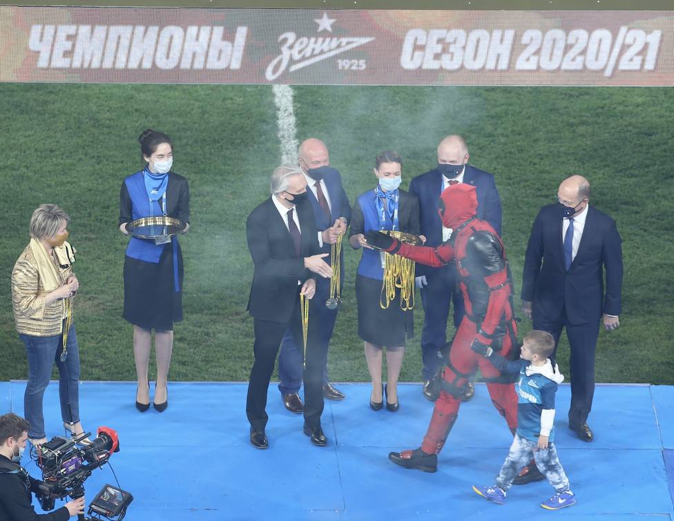 El Zenit gana la liga rusa y Dzyuba recibe la medalla vestido de Deadpool