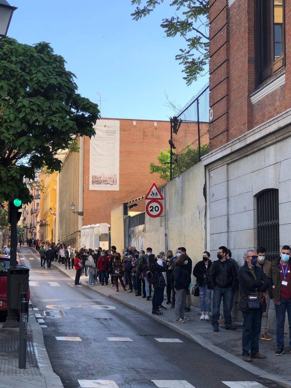 Largas colas para votar en Madrid