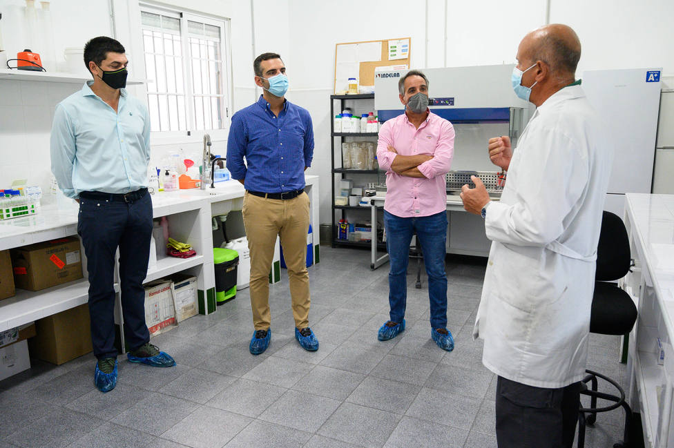 El alcalde de Almería visita la empresa Viagro, “referente” nacional en la industria auxiliar