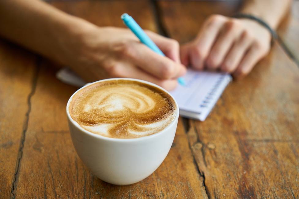 Cuatro trucos para saber cuál es el mejor momento del día para tomar café y que no te quite el sueño