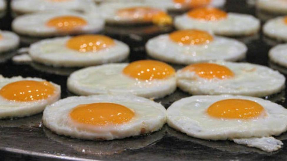 El increíble secreto con el que hacer unos huevos fritos deliciosos: prepara el congelador