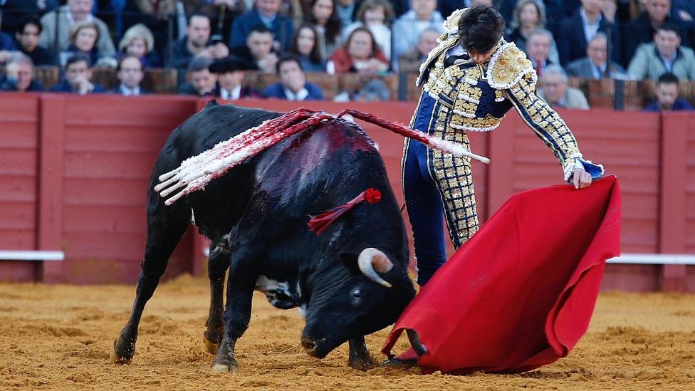 Natural de Sebastián Castella al toro de García Jiménez al que cortó una oreja en Sevilla