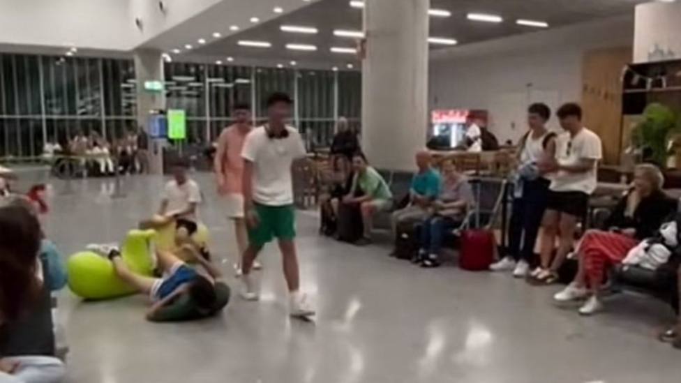 Los pasajeros del vuelo retrasado en el aeropuerto de Sevilla