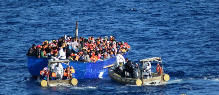 Una patera rescatada en el Mediterráneo. REUTERS