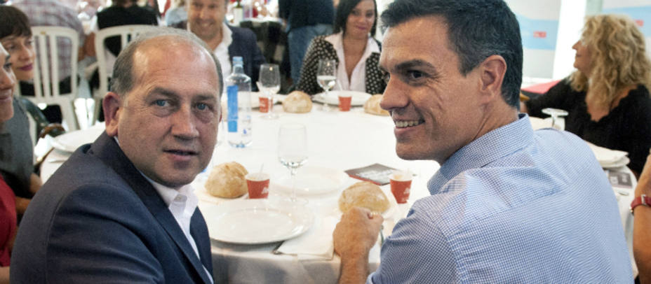 Fernández Leiceaga con Pedro Sánchez durante un acto electoral. EFE