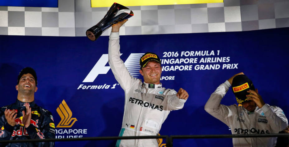 Podio del GP de Singapur: Ricciardo (2º), Rosberg (1º) y Hamilton (3º). Reuters.