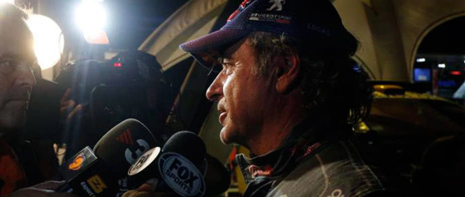 Carlos Sáinz, ante los medios, durante el Dakar. EFE